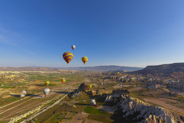 Hete lucht ballonnen vliegen over spectaculaire Cappadocië. Turkije - Foto, afbeelding
