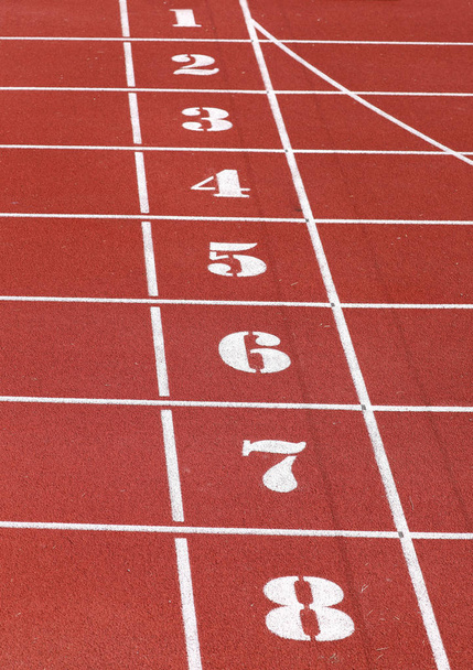 Zahlen von eins bis acht auf der Leichtathletik-Bahn - Foto, Bild