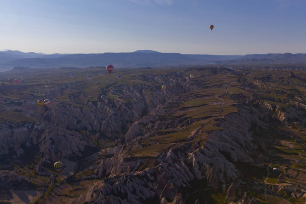 壮大なカッパドキアの上空を飛ぶ熱気球 - 写真・画像