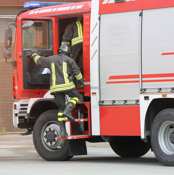 Feuerwehrmann und das Löschfahrzeug - Foto, Bild