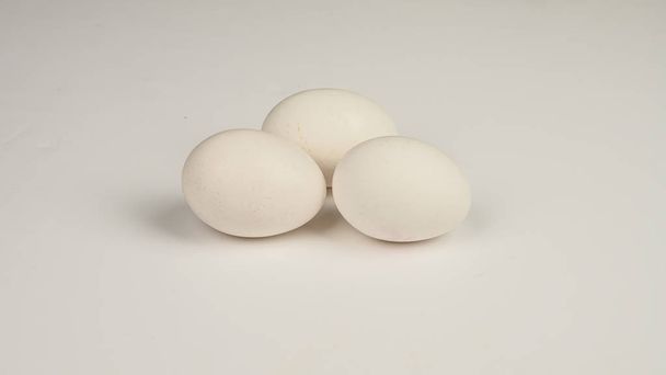 Huevo de pollo sobre fondo blanco. No aislar
 - Foto, imagen