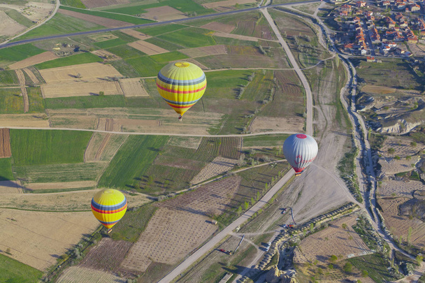 Muhteşem Kapadokya'nın üzerinde uçan sıcak hava balonları.Türkiye - Fotoğraf, Görsel