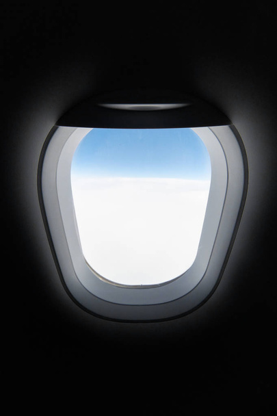Vista da janela do avião para céu nublado e terra. Bela paisagem da cabine de aviões. Voar sem medo de voar, incidentes e turbulência
. - Foto, Imagem