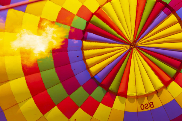 壮大なカッパドキアの上空を飛ぶ熱気球 - 写真・画像
