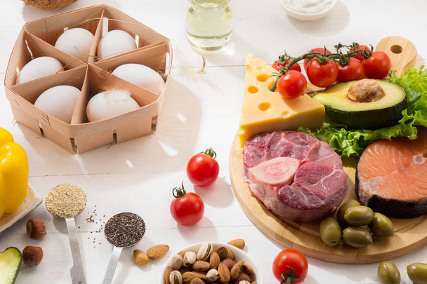 ketogene Low-Carbs-Diät - Nahrungsmittelauswahl auf weißem Hintergrund - Foto, Bild