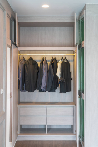сучасний гардероб з набором одягу
 - Фото, зображення