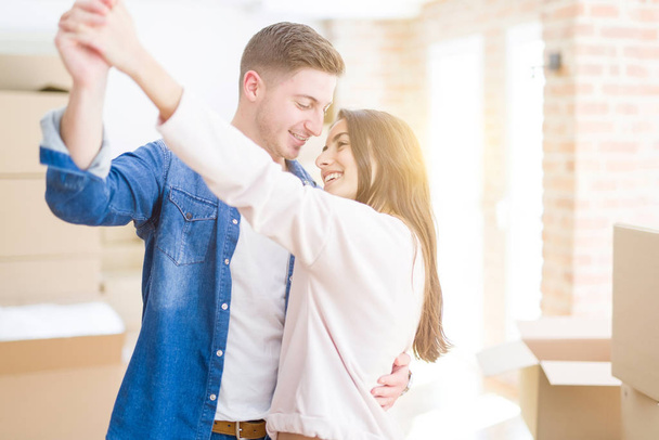Beau jeune couple s'amusant à danser dans un nouvel appartement, cele
 - Photo, image