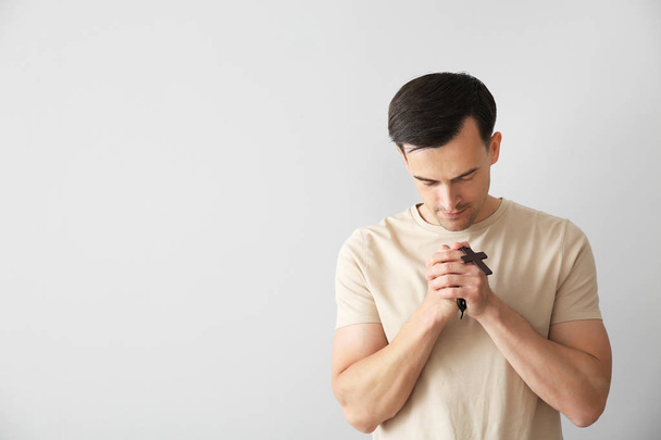 Религиозный человек молится Богу на светлом фоне
 - Фото, изображение