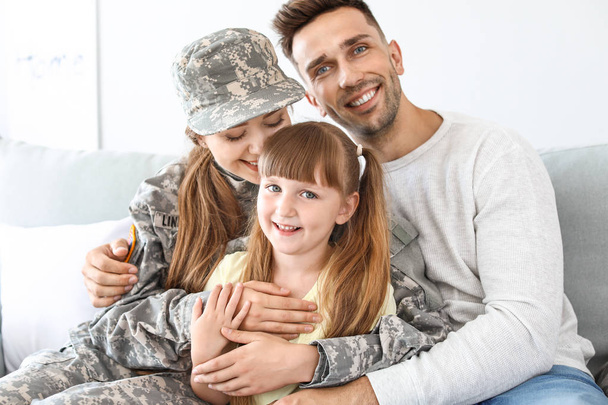 Joyeux soldat féminin avec sa famille à la maison
 - Photo, image