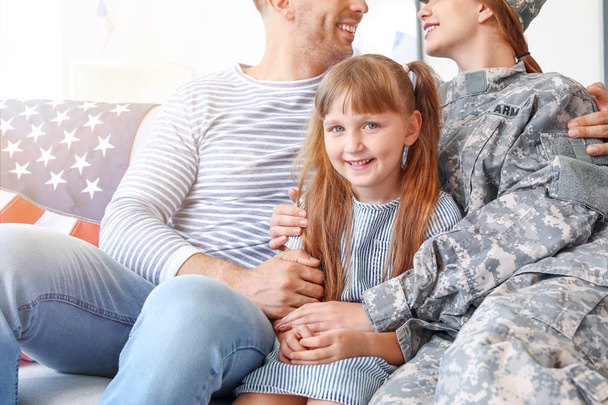 Soldado feliz com sua família em casa
 - Foto, Imagem