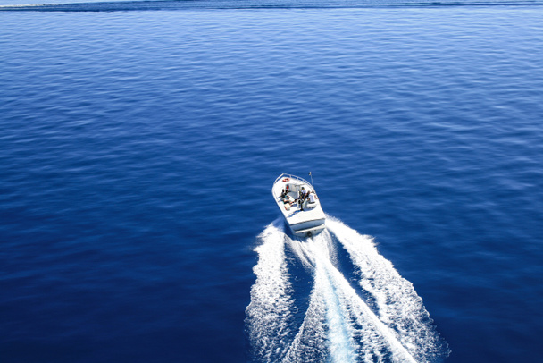 Barco a motor o yate en el lago Tahoe
. - Foto, imagen