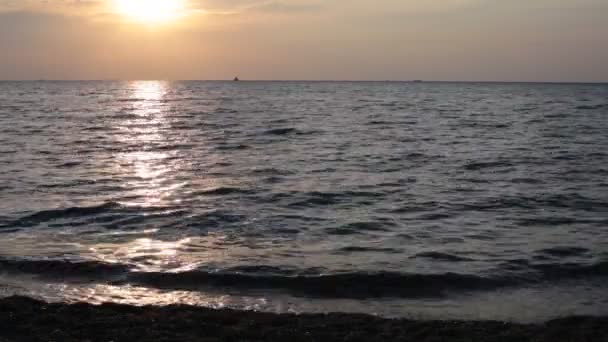 Ηλιοβασίλεμα και μικρά κύματα στο θαλάσσιο βίντεο για διαλογισμό και χαλάρωση - Πλάνα, βίντεο