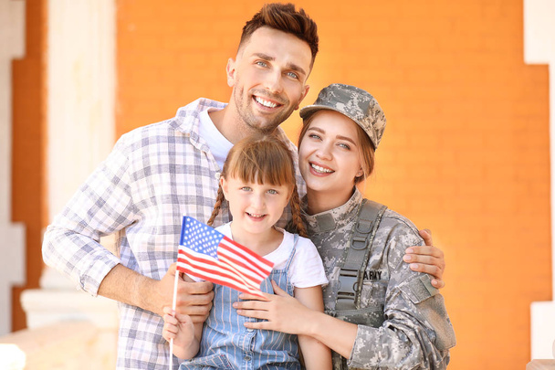 Ευτυχισμένη γυναίκα στρατιώτης με την οικογένειά της σε εξωτερικούς χώρους - Φωτογραφία, εικόνα