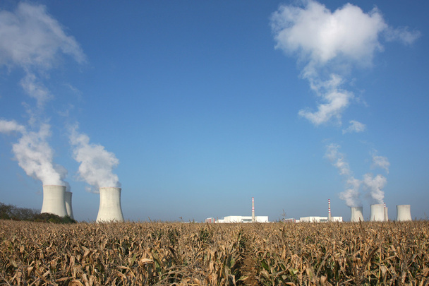 weergave van kerncentrale over de horizon - Foto, afbeelding
