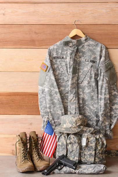 Військова форма, Прапор США і пістолет на столі на тлі дерев'яного фону - Фото, зображення
