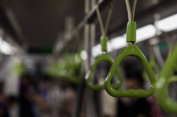 Крупним планом ручні обробники всередині метро Сінгапуру - Фото, зображення