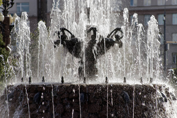 La fuente en forma de cuenco adorna la plaza de la ciudad, que es un elemento del paisaje urbano
. - Foto, imagen