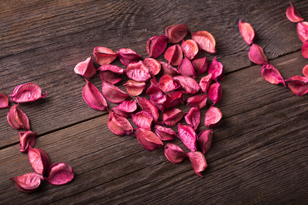 miłość tytuł wykonane z różowego potpourri na drewniane tekstury - Zdjęcie, obraz
