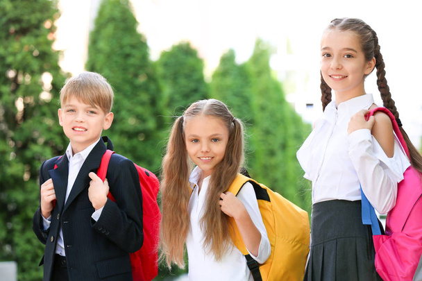 Симпатичные маленькие ученички после занятий на открытом воздухе
 - Фото, изображение