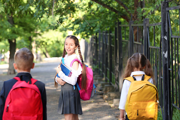 Rozkošní malí žáci po vyučování venku - Fotografie, Obrázek
