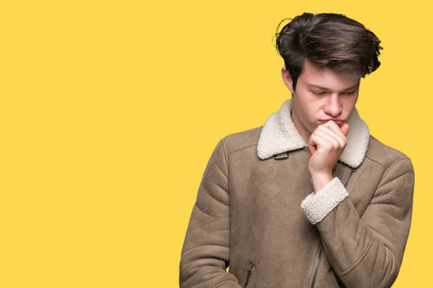 Mladý pohledný muž na sobě zimní kabát přes izolované pozadí myšlení unavený a znuděný s depresi problémy s překřížením rukou. - Fotografie, Obrázek