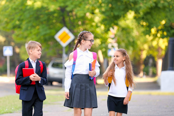 Милые маленькие ученики переходят дорогу
 - Фото, изображение