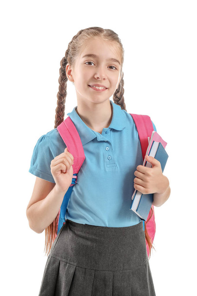 Schattig klein schoolmeisje op witte achtergrond - Foto, afbeelding