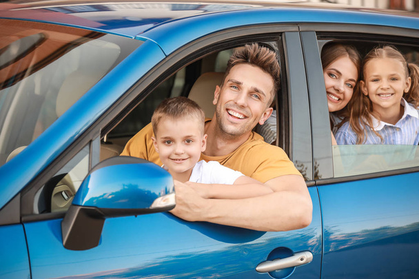 Счастливая семья путешествует на машине - Фото, изображение