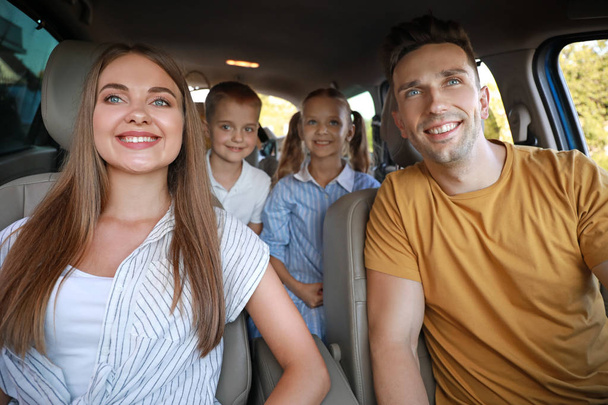 Familia feliz viajando en coche - Foto, imagen