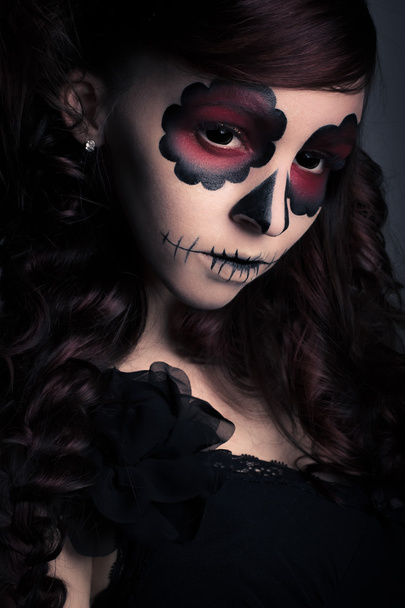Retrato bajo de mujer joven con maquillaje de cráneo de azúcar
 - Foto, imagen