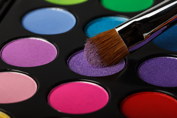 Close-up van kleurrijke oogschaduw palet met borstel - Foto, afbeelding