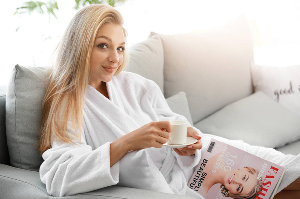 Manhã da jovem bebendo café enquanto lia revista em casa
 - Foto, Imagem