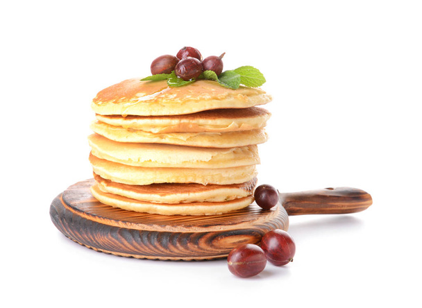Stapel leckerer Pfannkuchen mit Stachelbeeren auf weißem Hintergrund - Foto, Bild