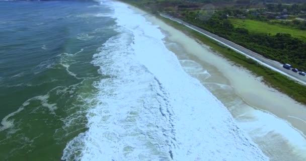 A onda do mar. Movimento da câmera sobre as ondas. A onda aproxima-se da costa. 4k vídeo de ondas do oceano rolando sobre a costa
.  - Filmagem, Vídeo
