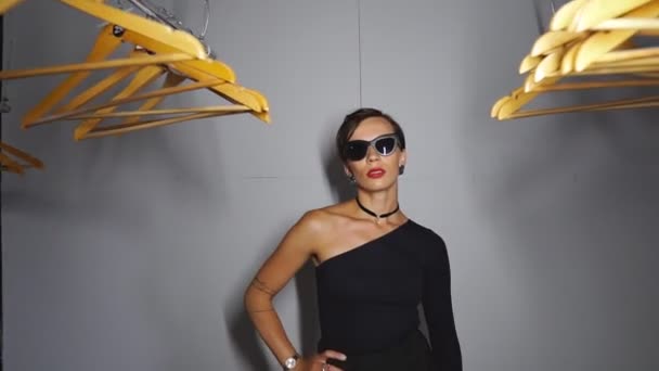 Retrato de moda de mujer morena confiada en gafas de sol
 - Imágenes, Vídeo