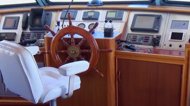 la cabina del capitán del buque
 - Metraje, vídeo