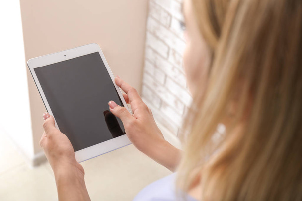 Femme utilisant un ordinateur tablette, gros plan
 - Photo, image