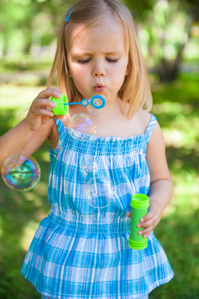 little girl with soap bubbles - Фото, изображение