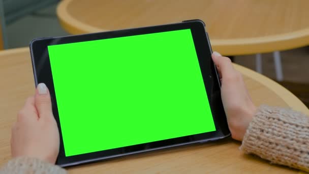 Mulher olhando para tablet computador com tela verde em casa
 - Filmagem, Vídeo