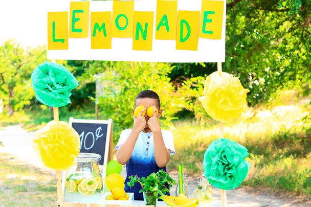 Mignon petit garçon afro-américain au stand de limonade dans le parc
 - Photo, image