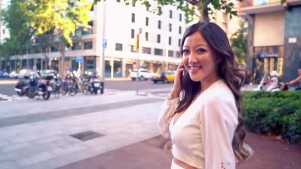 portré fiatal stílusos ázsiai lány az utcán a nagy modern város - Felvétel, videó