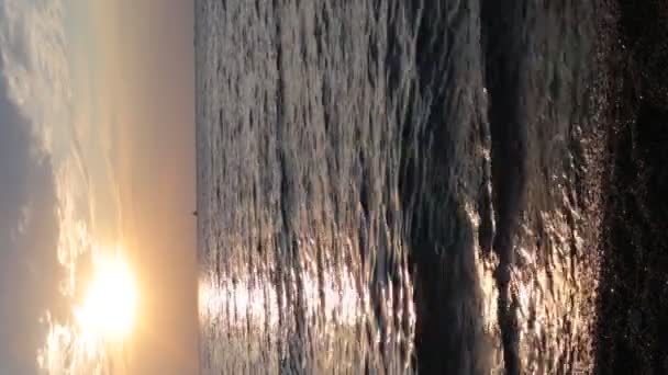 Meditasyon ve gevşeme güzel gün batımı için deniz video Dawn ve küçük dalgalar - Video, Çekim