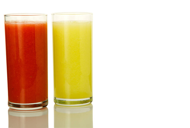 frischer Cocktail auf Isolat. zwei Gläser mit Gemüsecocktails. gesunde Getränke. - Foto, Bild