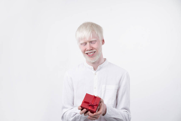 portrait of an albino man in  studio dressed t-shirt isolated on a white background. abnormal deviations. unusual appearance - Valokuva, kuva
