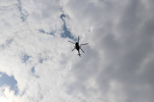 velký vojenský vrtulník se pohybuje v obloze. Maskovaný vrtulník letí vysokou rychlostí. - Fotografie, Obrázek
