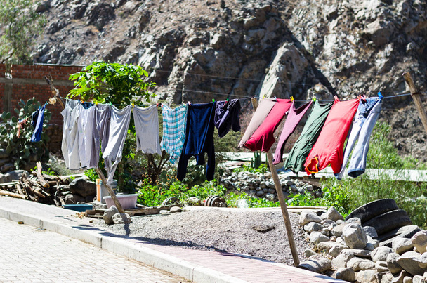 Lina z czystych ubrań na zewnątrz w dniu prania - Zdjęcie, obraz