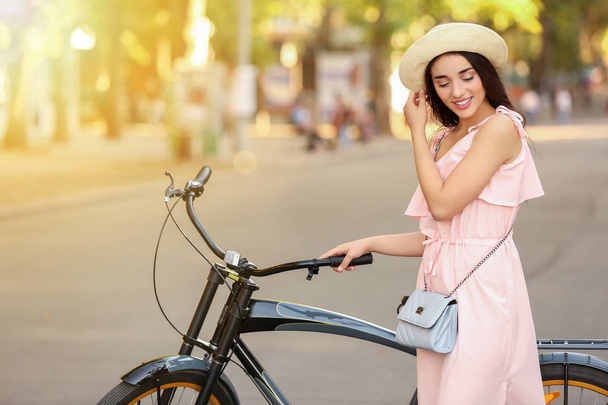 屋外自転車と美しい若い女性 - 写真・画像