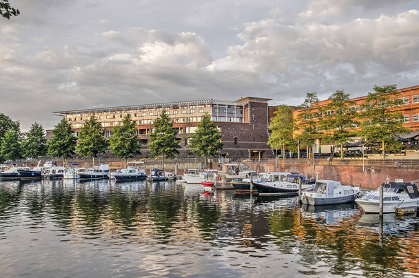 Zwolle, Hollandia, július 30, 2019: a kis jachtok és új lakóépületek az egyik a korábbi bástyán egy meleg nyári estén - Fotó, kép