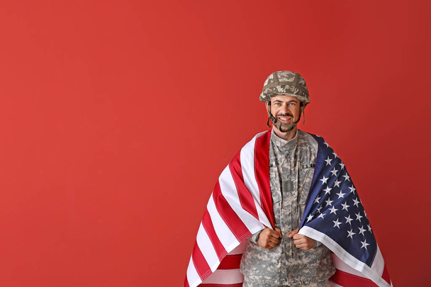 Voják s národní vlajkou USA na barevném pozadí - Fotografie, Obrázek