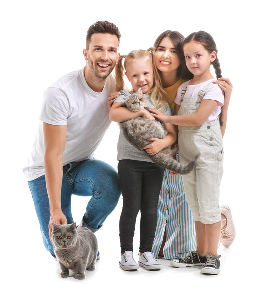 Šťastná rodina s roztomilým kočkami na bílém pozadí - Fotografie, Obrázek